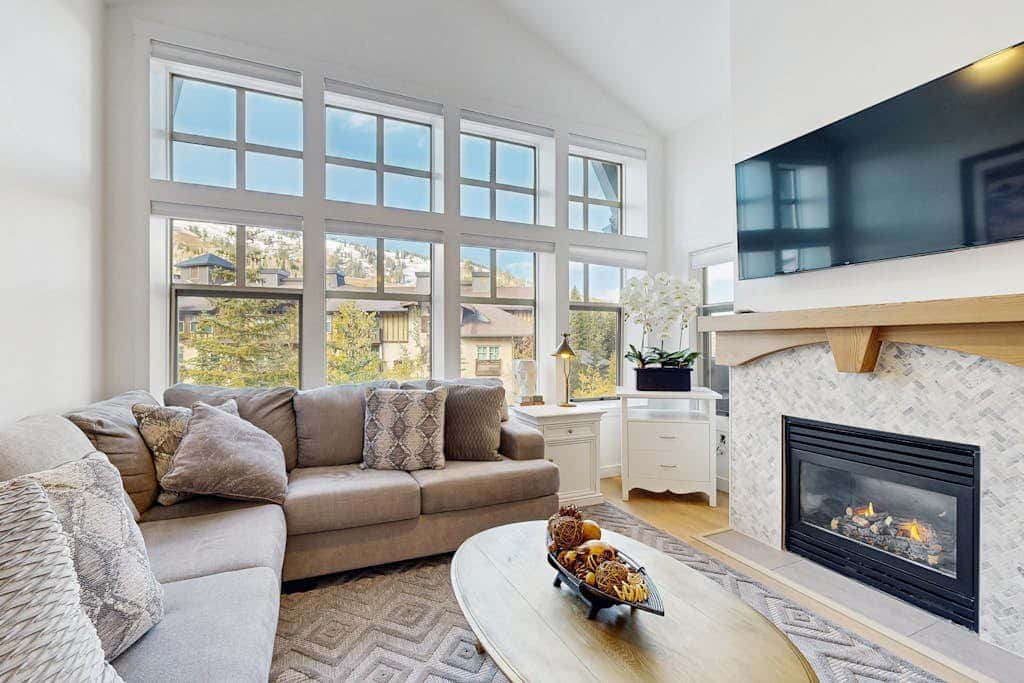 Lovely mountain-view condo with shared hot tub, pool & more - walk to lifts