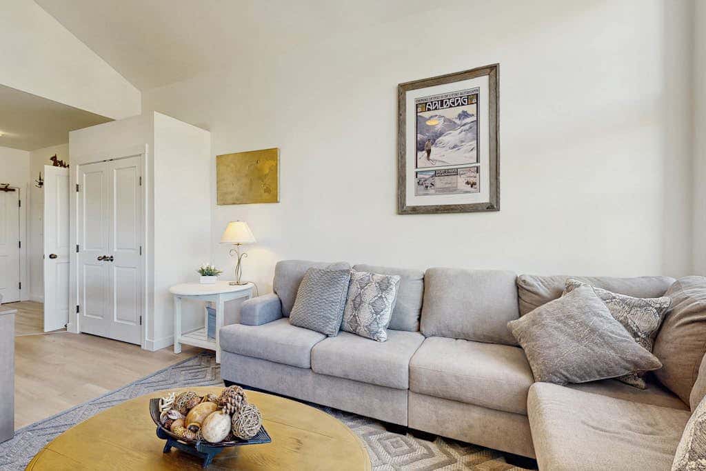 Lovely mountain-view condo with shared hot tub, pool & more - walk to lifts