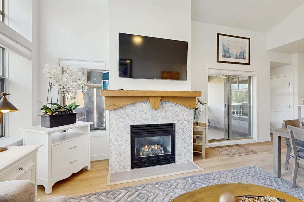 Lovely mountain-view condo with shared hot tub, pool & more - walk to lifts