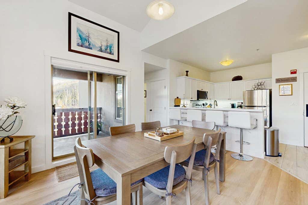 Lovely mountain-view condo with shared hot tub, pool & more - walk to lifts