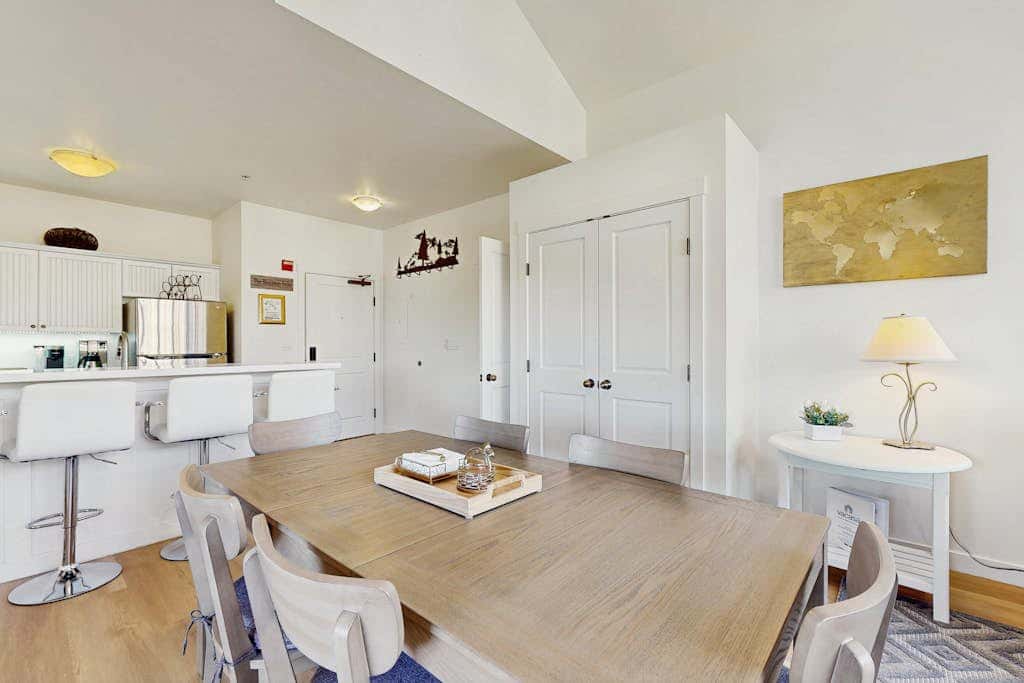 Lovely mountain-view condo with shared hot tub, pool & more - walk to lifts