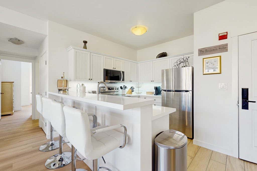 Lovely mountain-view condo with shared hot tub, pool & more - walk to lifts