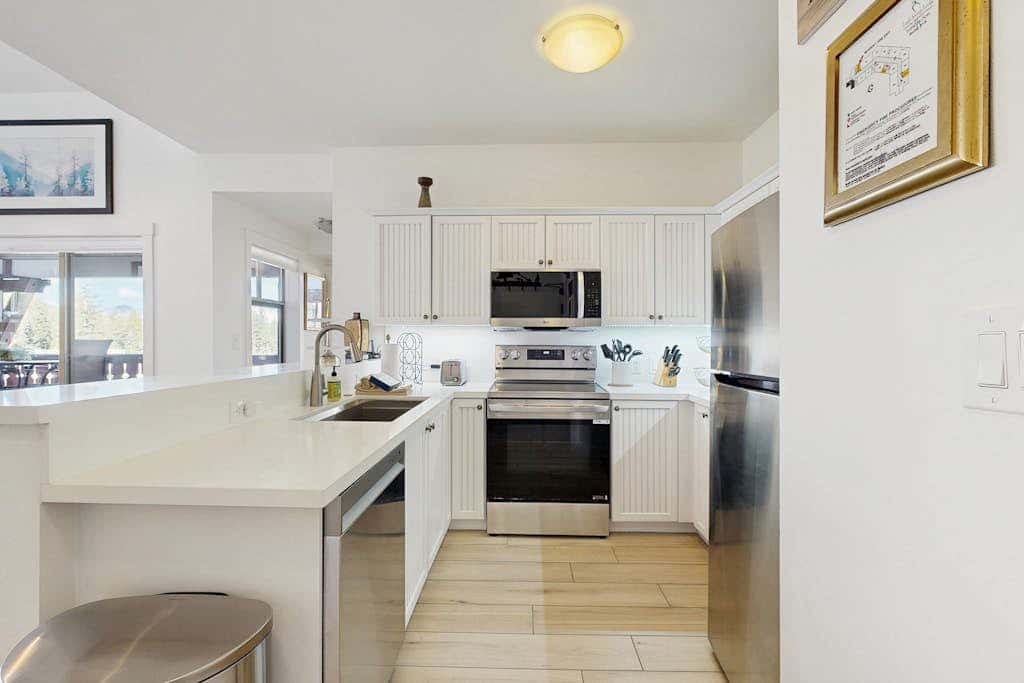 Lovely mountain-view condo with shared hot tub, pool & more - walk to lifts