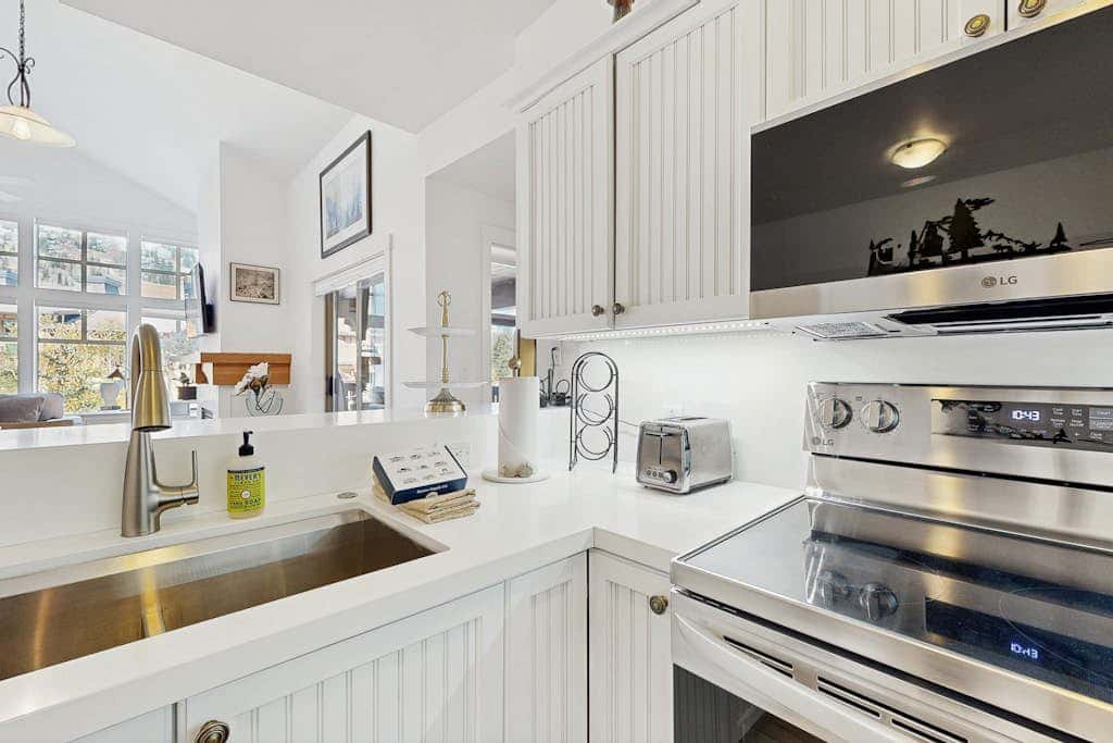Lovely mountain-view condo with shared hot tub, pool & more - walk to lifts