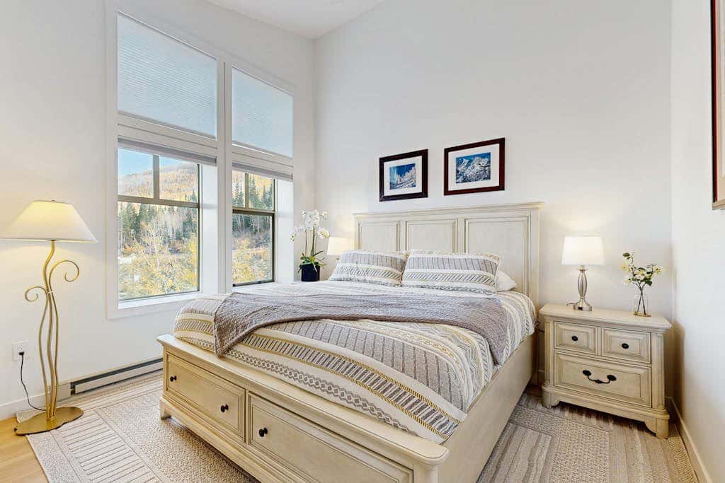 Lovely mountain-view condo with shared hot tub, pool & more - walk to lifts