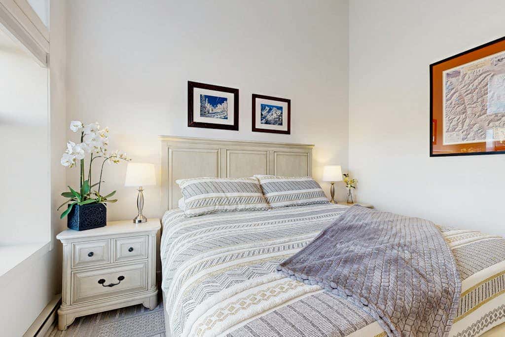 Lovely mountain-view condo with shared hot tub, pool & more - walk to lifts