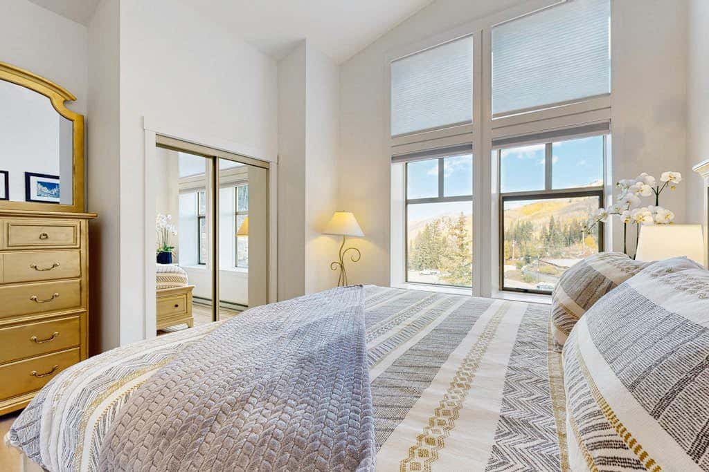 Lovely mountain-view condo with shared hot tub, pool & more - walk to lifts