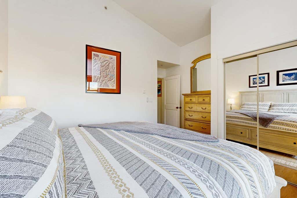 Lovely mountain-view condo with shared hot tub, pool & more - walk to lifts
