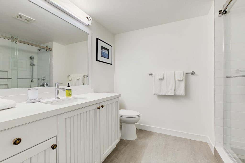 Lovely mountain-view condo with shared hot tub, pool & more - walk to lifts