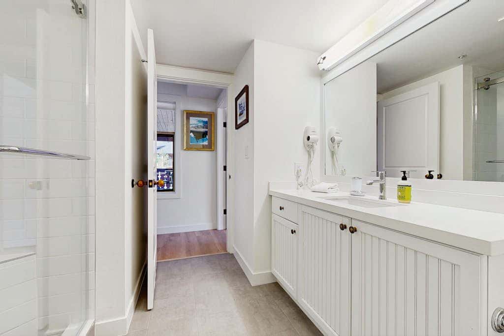 Lovely mountain-view condo with shared hot tub, pool & more - walk to lifts