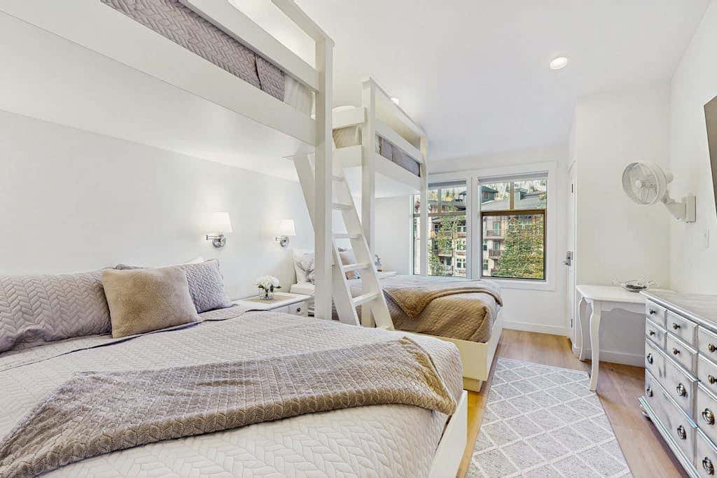 Lovely mountain-view condo with shared hot tub, pool & more - walk to lifts