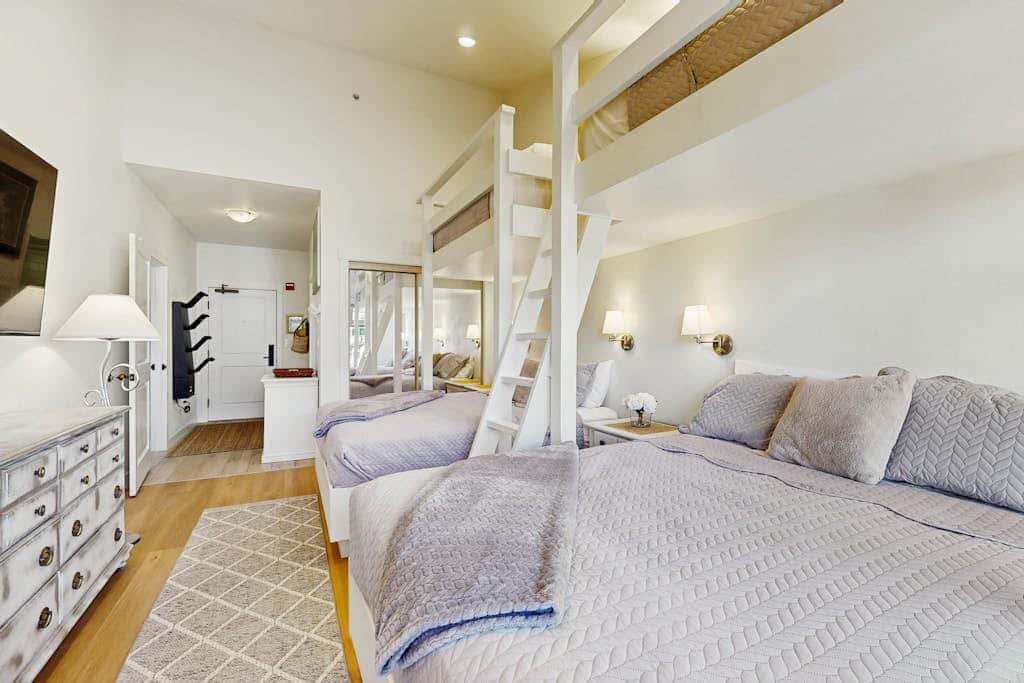 Lovely mountain-view condo with shared hot tub, pool & more - walk to lifts