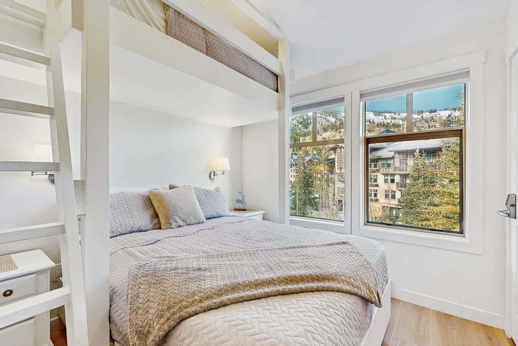 Lovely mountain-view condo with shared hot tub, pool & more - walk to lifts