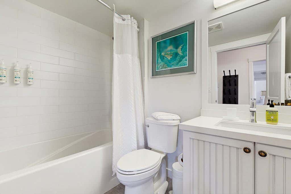 Lovely mountain-view condo with shared hot tub, pool & more - walk to lifts