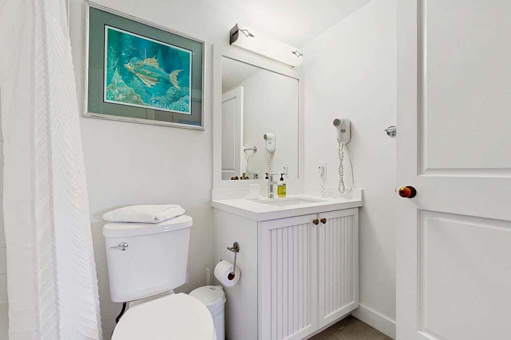 Lovely mountain-view condo with shared hot tub, pool & more - walk to lifts