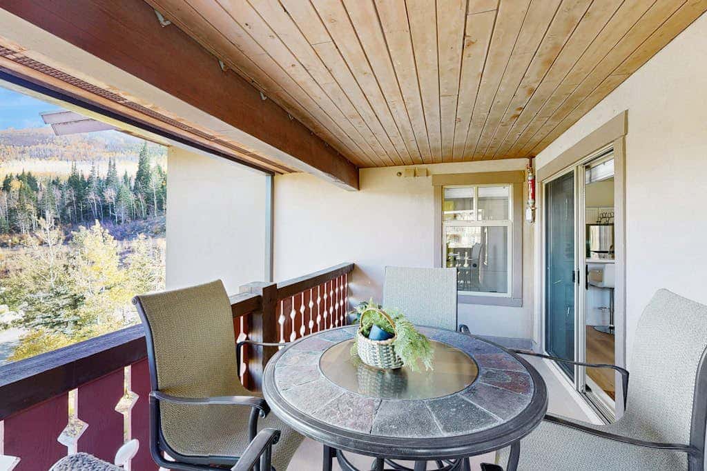 Lovely mountain-view condo with shared hot tub, pool & more - walk to lifts