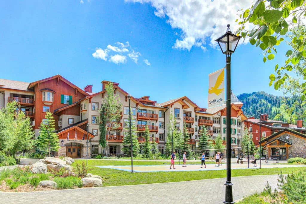 Lovely mountain-view condo with shared hot tub, pool & more - walk to lifts