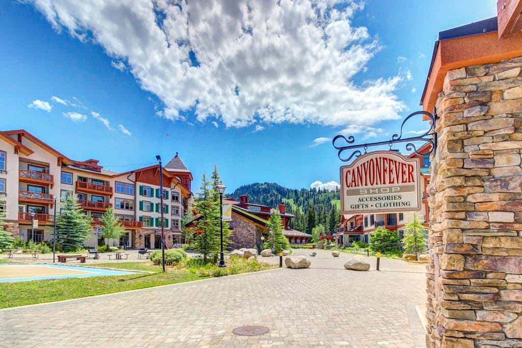 Lovely mountain-view condo with shared hot tub, pool & more - walk to lifts