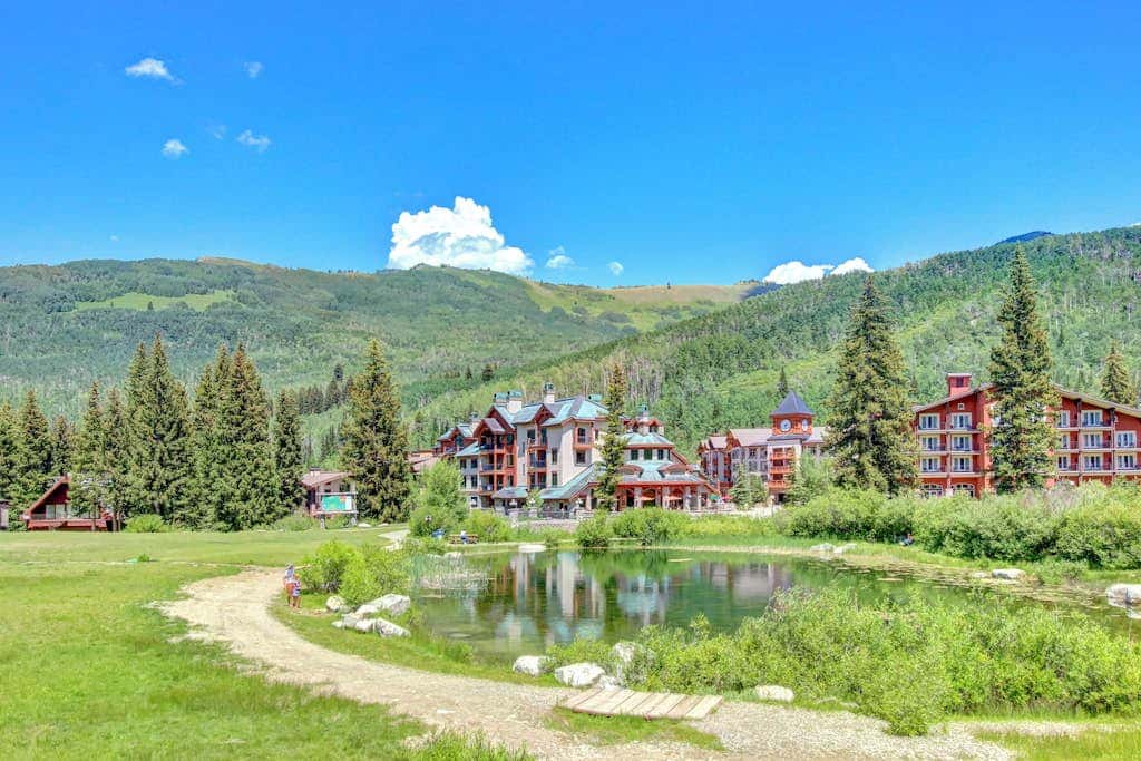 Lovely mountain-view condo with shared hot tub, pool & more - walk to lifts