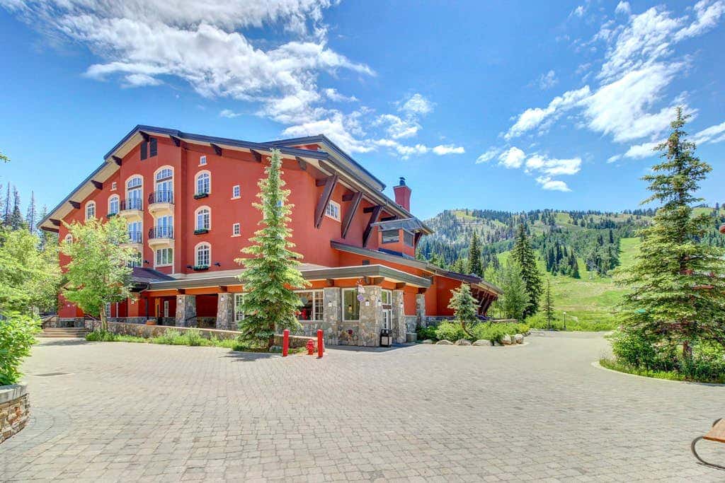 Lovely mountain-view condo with shared hot tub, pool & more - walk to lifts