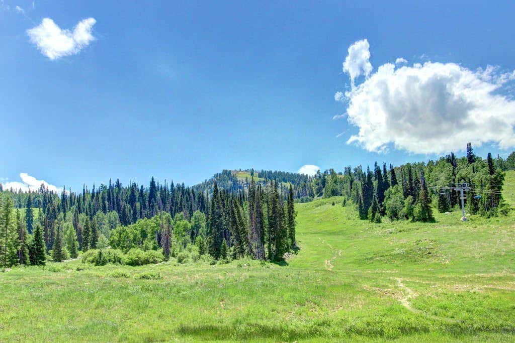 Lovely mountain-view condo with shared hot tub, pool & more - walk to lifts