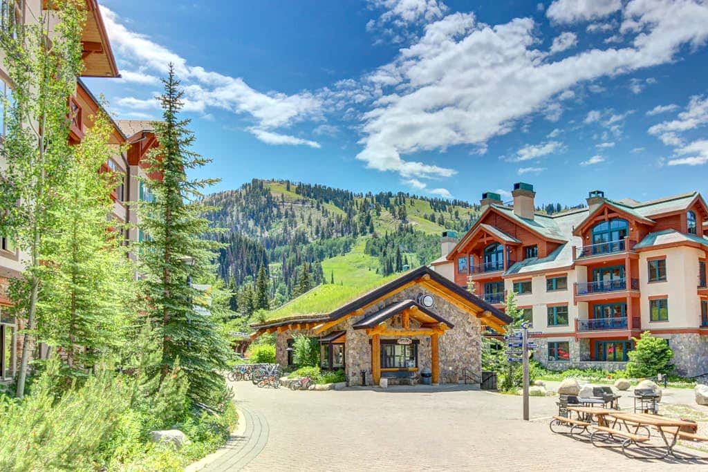 Lovely mountain-view condo with shared hot tub, pool & more - walk to lifts