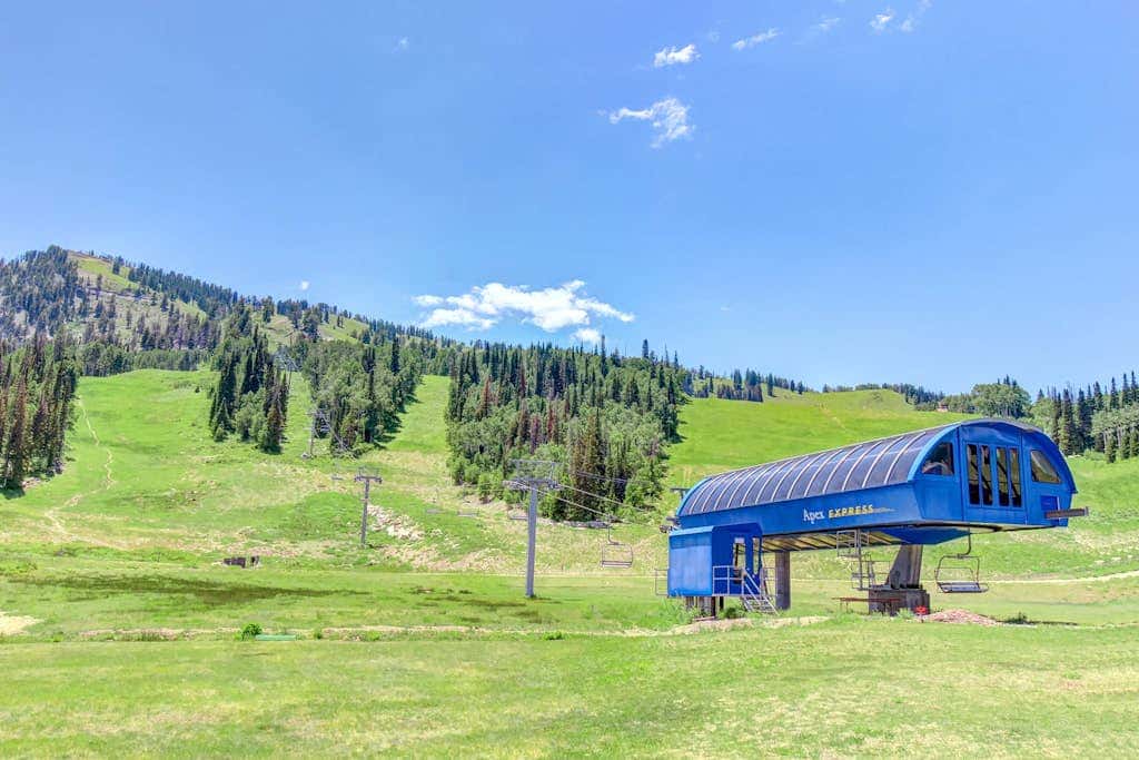 Lovely mountain-view condo with shared hot tub, pool & more - walk to lifts