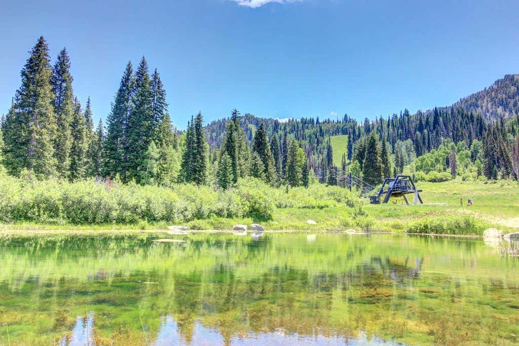Lovely mountain-view condo with shared hot tub, pool & more - walk to lifts
