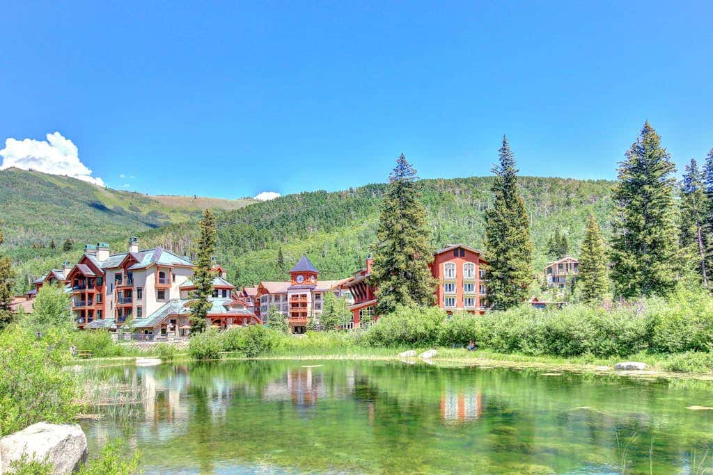 Lovely mountain-view condo with shared hot tub, pool & more - walk to lifts
