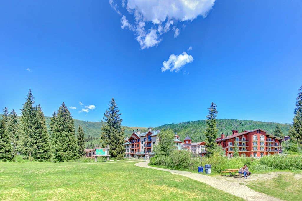Lovely mountain-view condo with shared hot tub, pool & more - walk to lifts