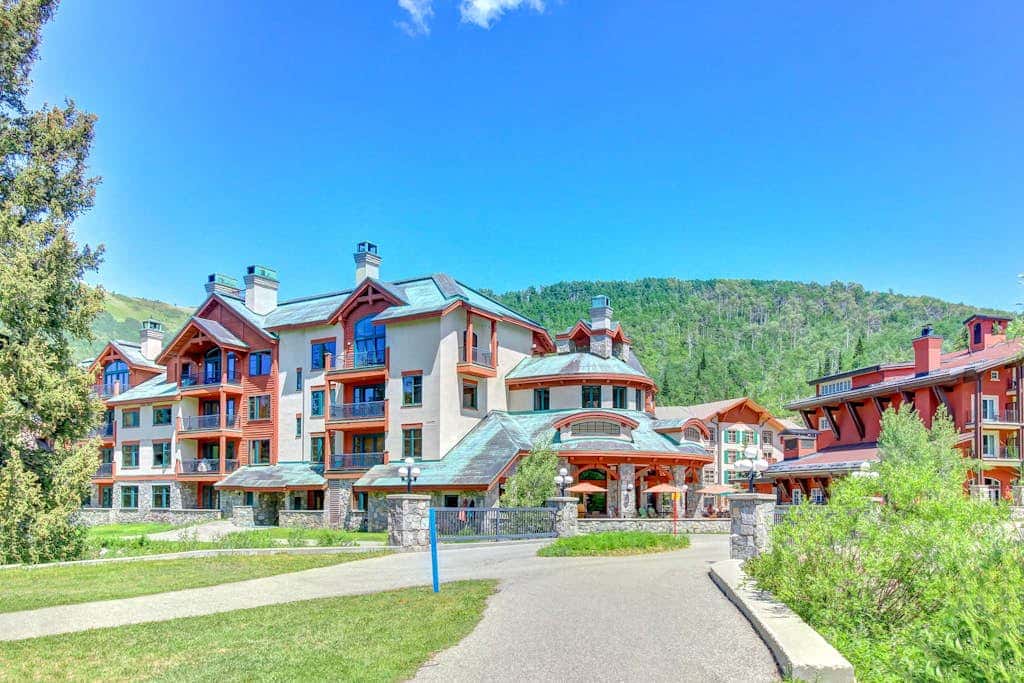 Lovely mountain-view condo with shared hot tub, pool & more - walk to lifts