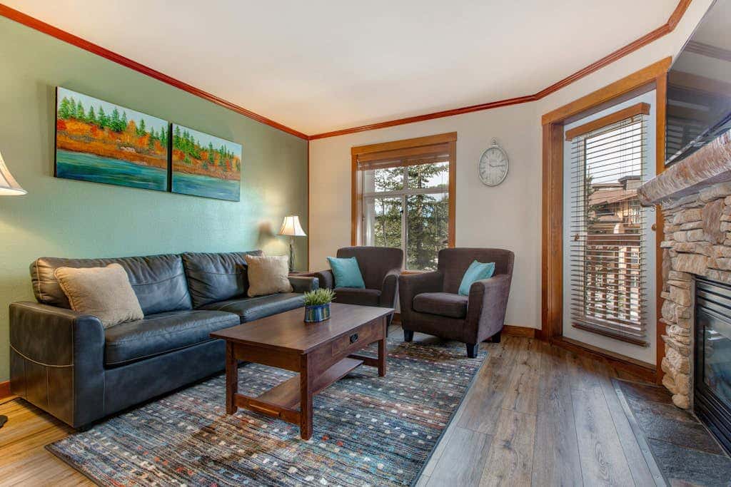 2nd-floor ski-in/out condo w/balcony, fireplace, shared pool, hot tub, game room