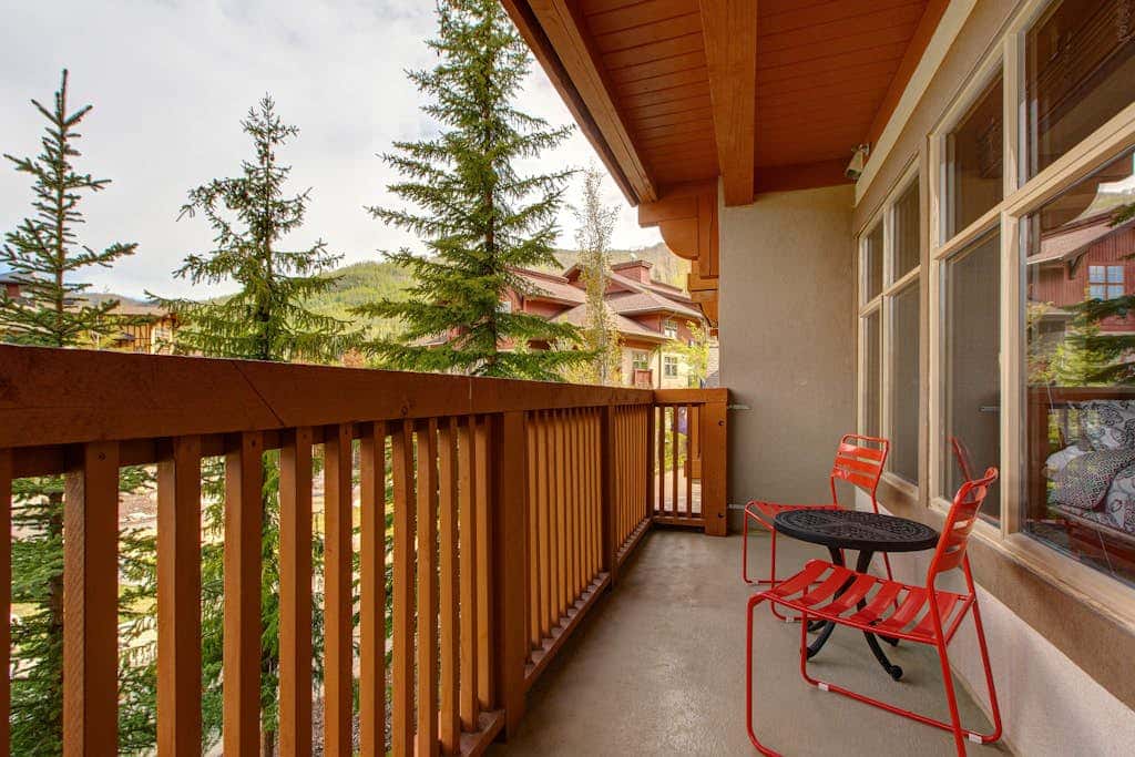 2nd-floor ski-in/out condo w/balcony, fireplace, shared pool, hot tub, game room