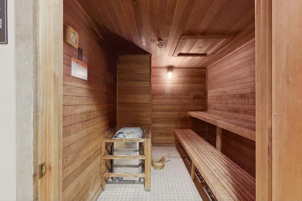 2nd-floor ski-in/out condo w/balcony, fireplace, shared pool, hot tub, game room