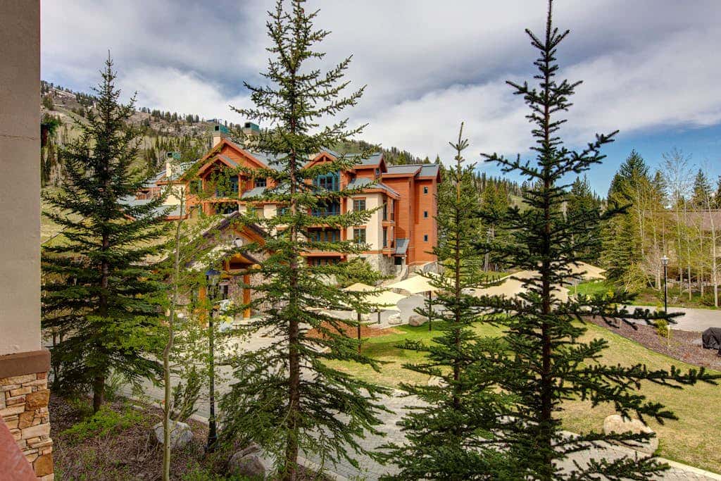 2nd-floor ski-in/out condo w/balcony, fireplace, shared pool, hot tub, game room