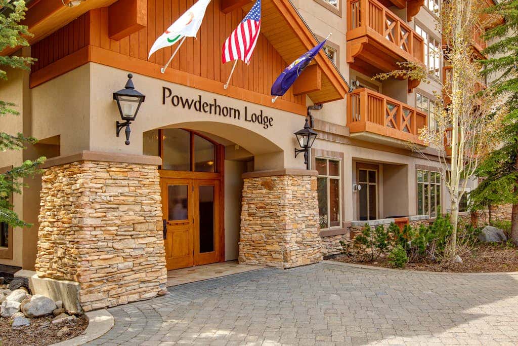 2nd-floor ski-in/out condo w/balcony, fireplace, shared pool, hot tub, game room