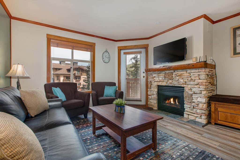 2nd-floor ski-in/out condo w/balcony, fireplace, shared pool, hot tub, game room