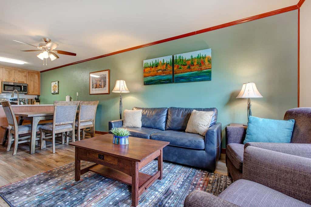 2nd-floor ski-in/out condo w/balcony, fireplace, shared pool, hot tub, game room