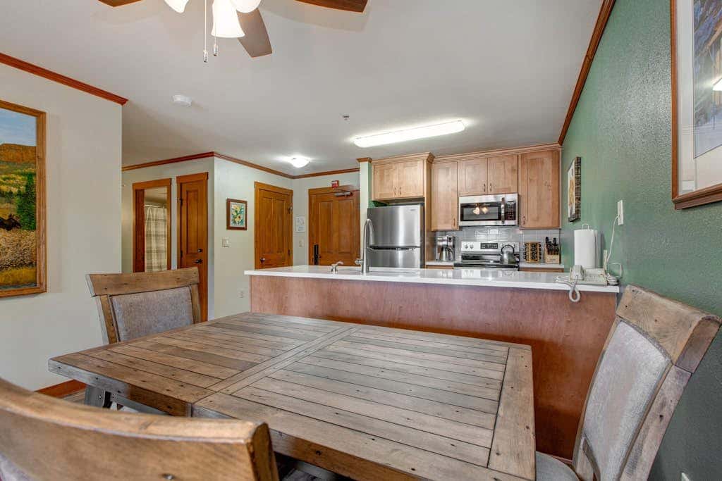 2nd-floor ski-in/out condo w/balcony, fireplace, shared pool, hot tub, game room