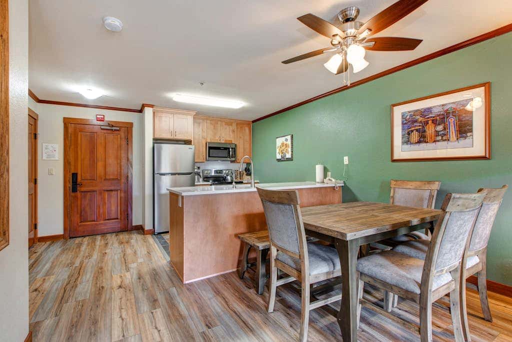 2nd-floor ski-in/out condo w/balcony, fireplace, shared pool, hot tub, game room
