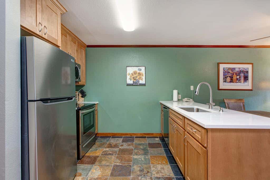 2nd-floor ski-in/out condo w/balcony, fireplace, shared pool, hot tub, game room