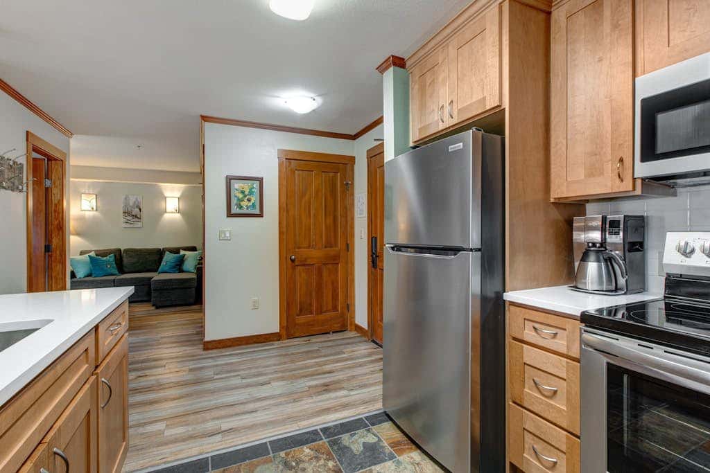 2nd-floor ski-in/out condo w/balcony, fireplace, shared pool, hot tub, game room