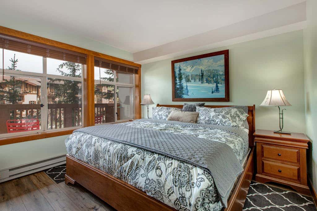 2nd-floor ski-in/out condo w/balcony, fireplace, shared pool, hot tub, game room