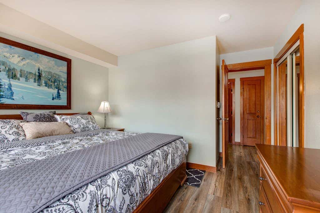 2nd-floor ski-in/out condo w/balcony, fireplace, shared pool, hot tub, game room