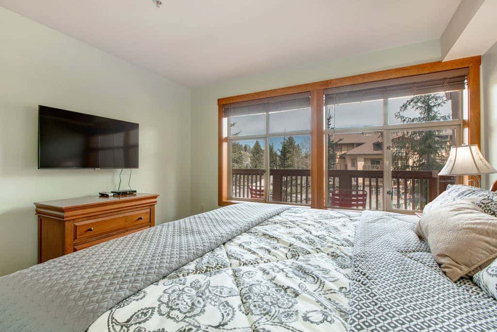 2nd-floor ski-in/out condo w/balcony, fireplace, shared pool, hot tub, game room