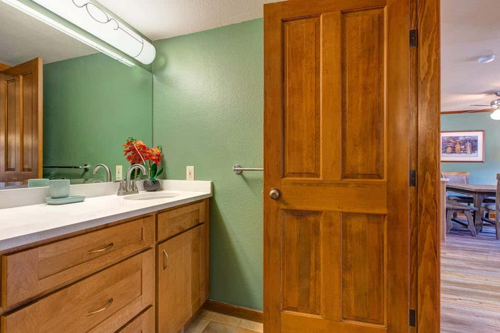 2nd-floor ski-in/out condo w/balcony, fireplace, shared pool, hot tub, game room