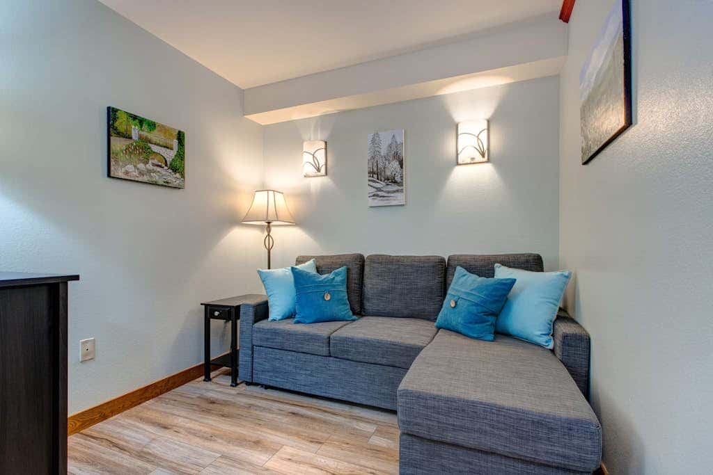 2nd-floor ski-in/out condo w/balcony, fireplace, shared pool, hot tub, game room