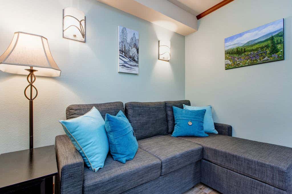 2nd-floor ski-in/out condo w/balcony, fireplace, shared pool, hot tub, game room