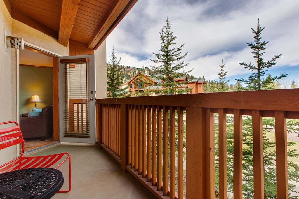 2nd-floor ski-in/out condo w/balcony, fireplace, shared pool, hot tub, game room