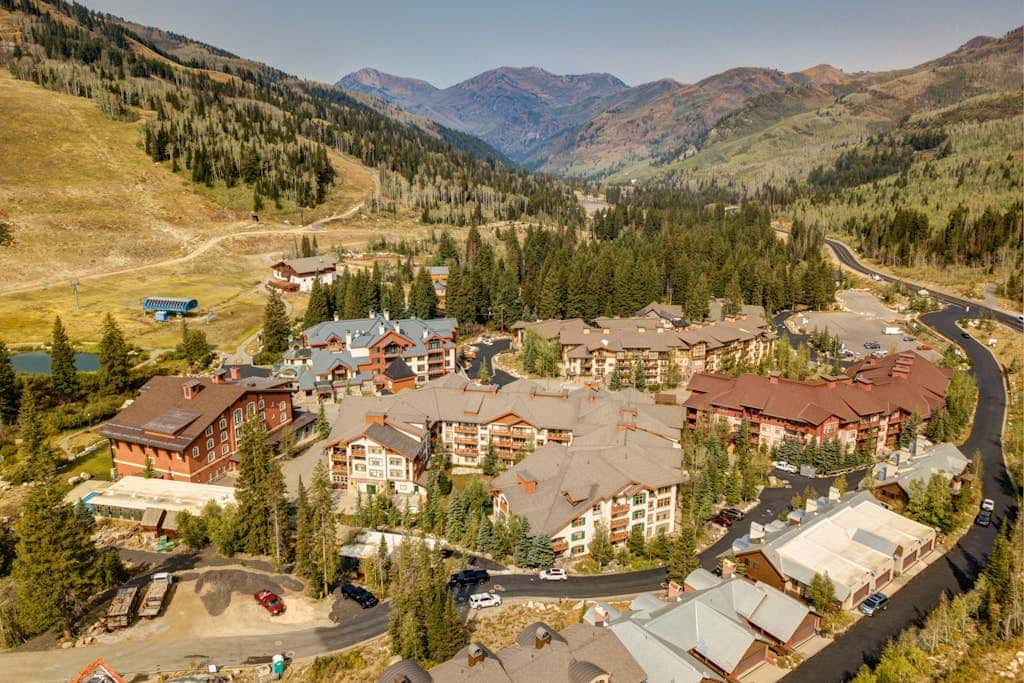2nd-floor ski-in/out condo w/balcony, fireplace, shared pool, hot tub, game room